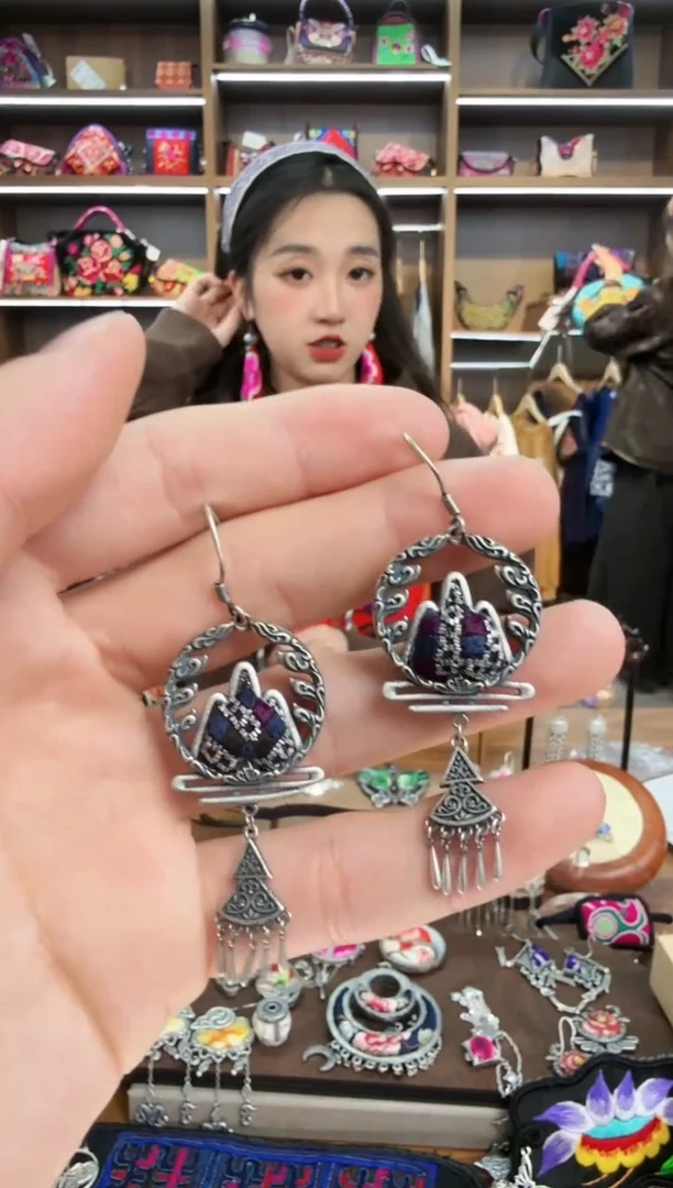 【闪购商品】织绣74蒙阿苏苗绣传承