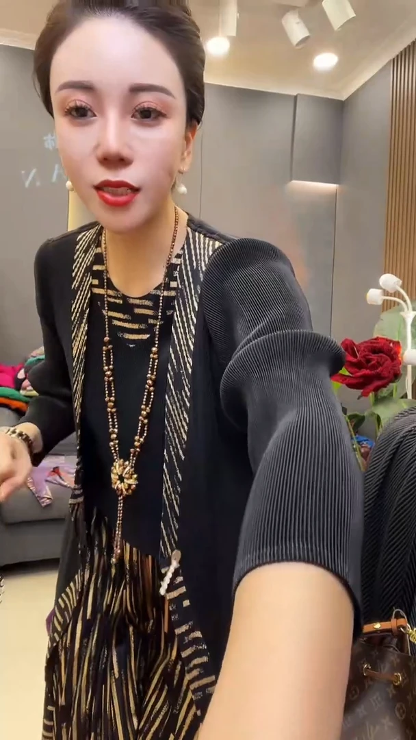 聚酯纤维（涤纶）黑色 金边裙