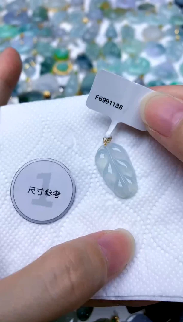 颈饰18K金镶嵌翡翠天然A货翡翠