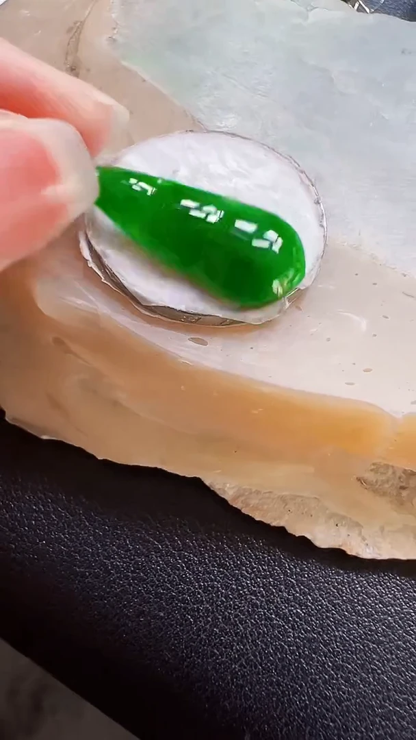 颈饰18K金镶嵌翡翠豆