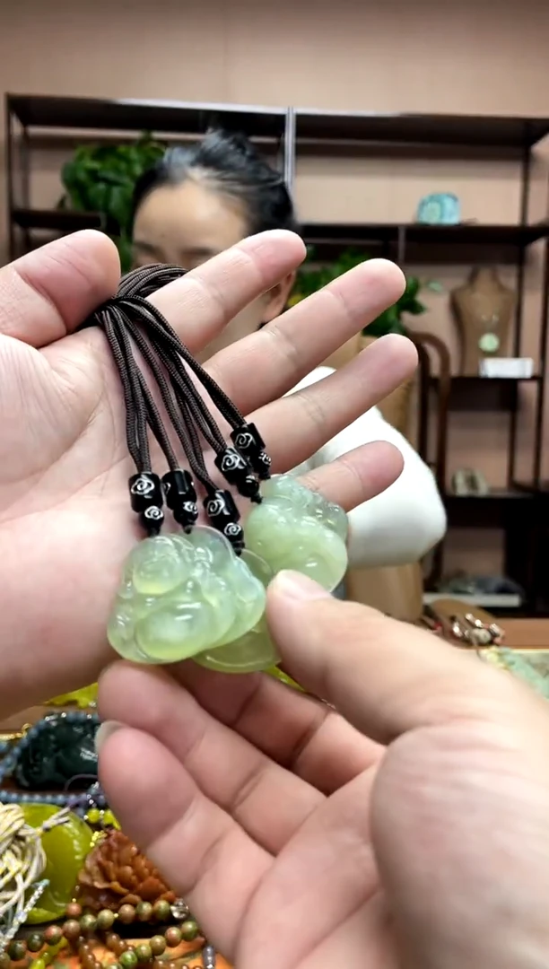 未镶嵌岫玉颈饰多样性发货发其中之一