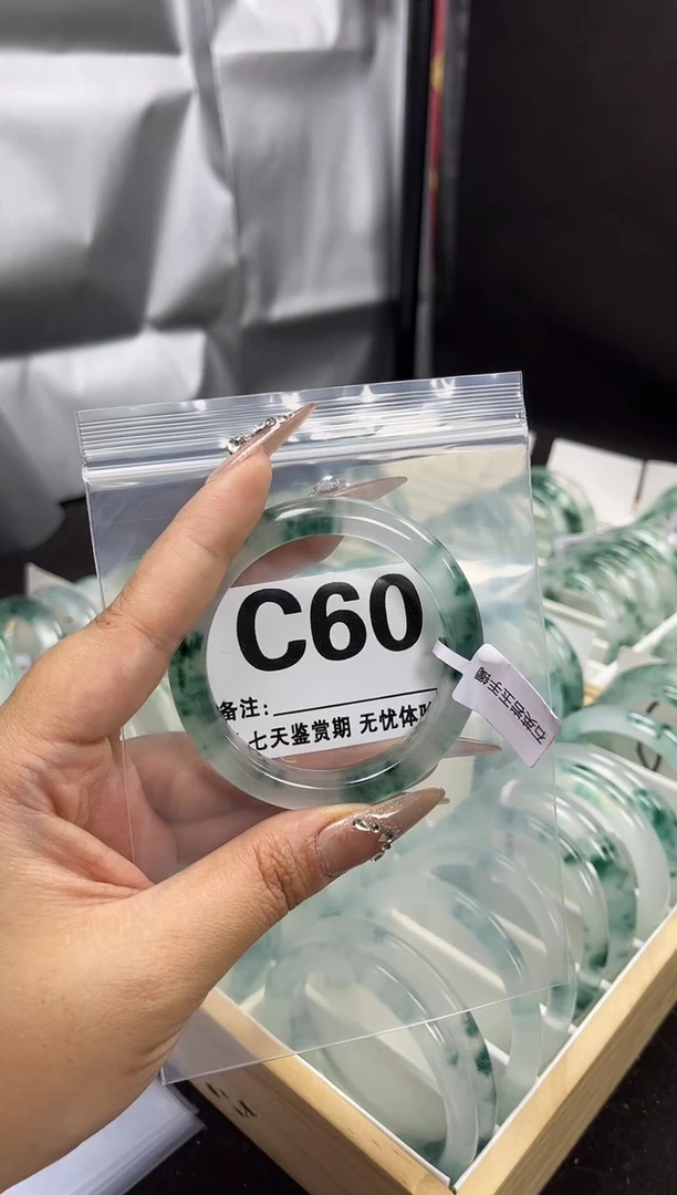 【闪购商品】石英岩玉手镯未镶嵌C60