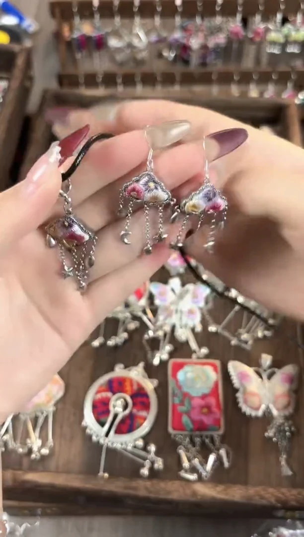 织绣彩云南阁非遗老绣饰品006