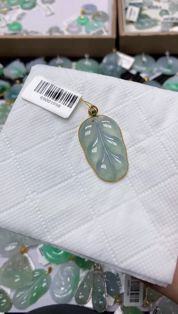 颈饰18K金镶嵌翡翠111111111