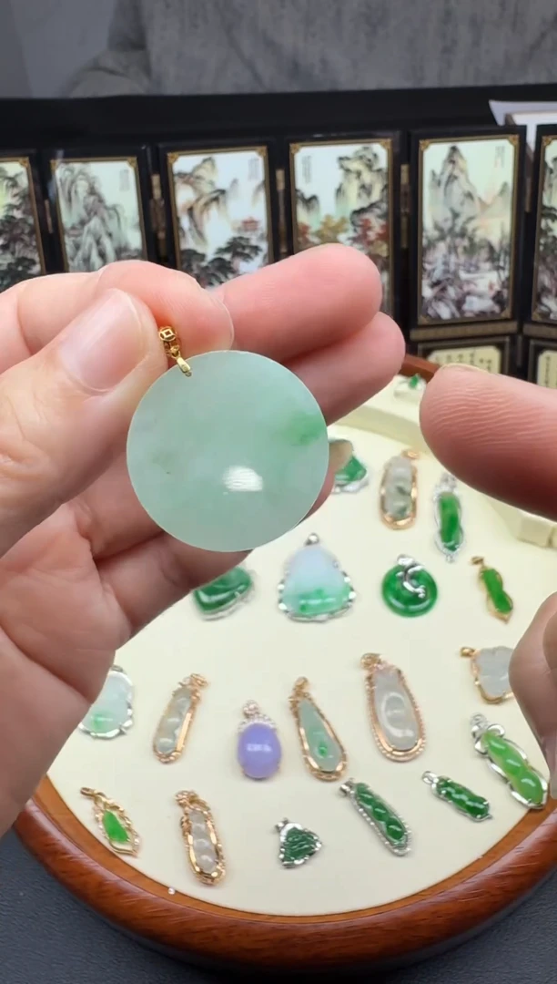 吊坠(赠链)18K金镶嵌翡翠平安无事牌（圆）