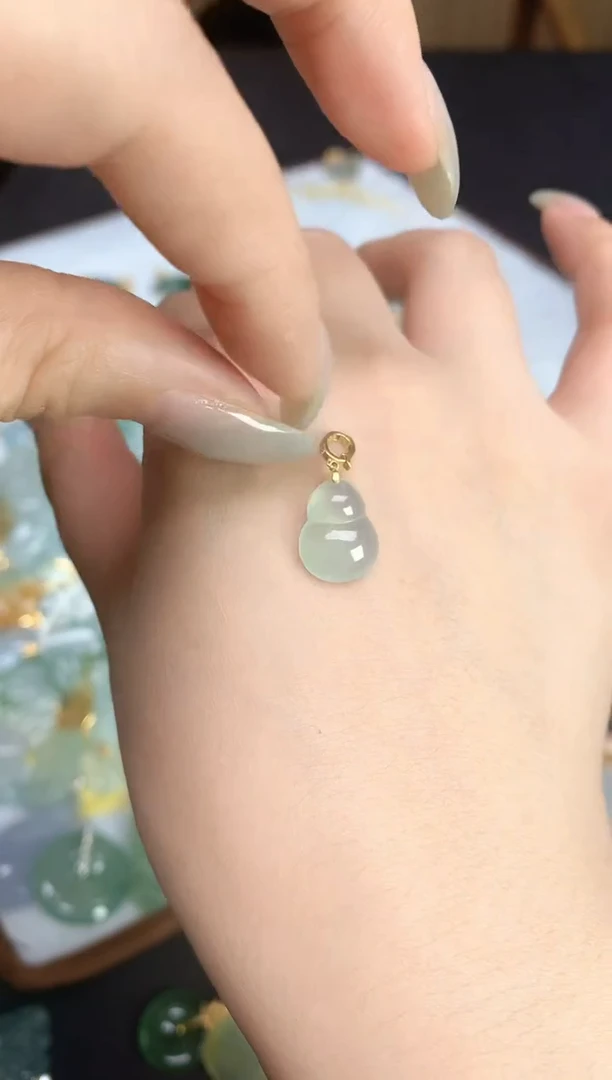 颈饰18K金镶嵌翡翠2025110701