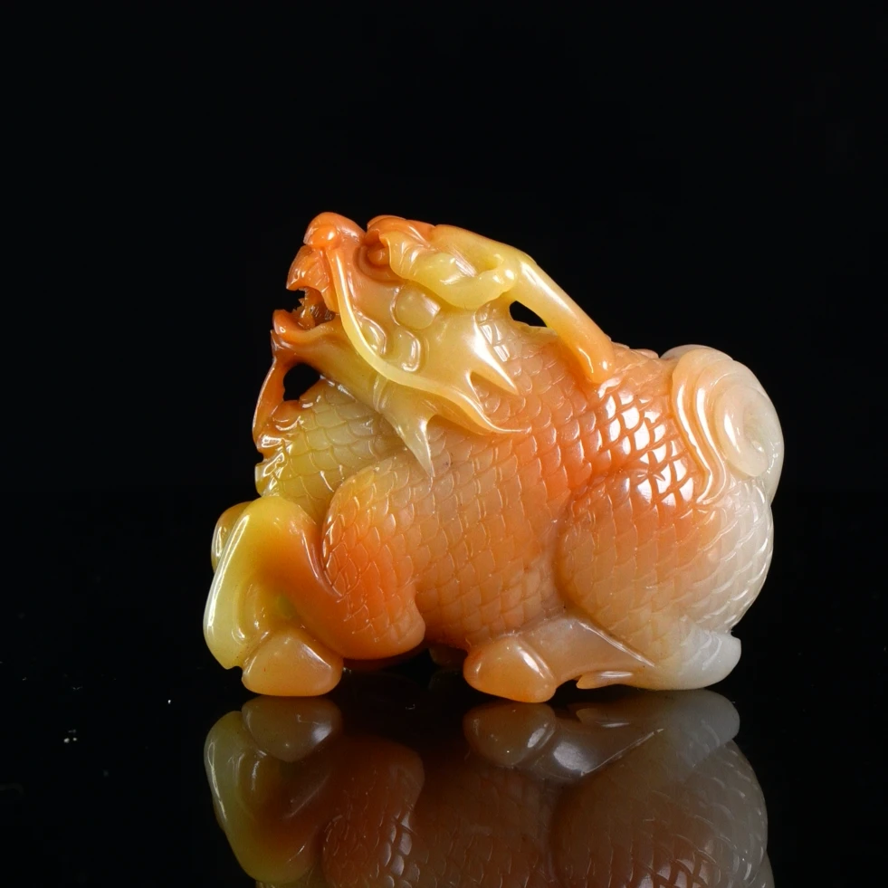 Lot.11.三彩高山麒麟手把件100.7克5.7x2.6x5cm