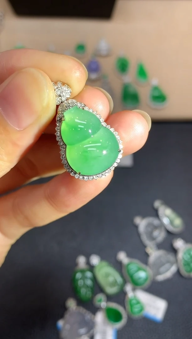 颈饰18K金镶嵌翡翠葫芦【无服务费