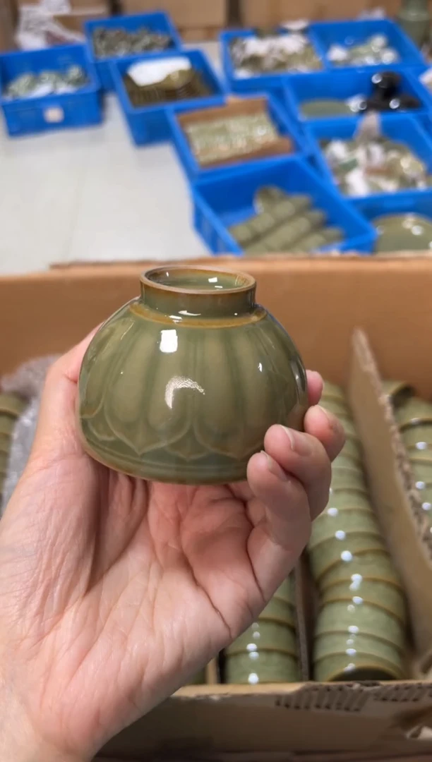 陶瓷橄榄绿莲瓣禅定杯