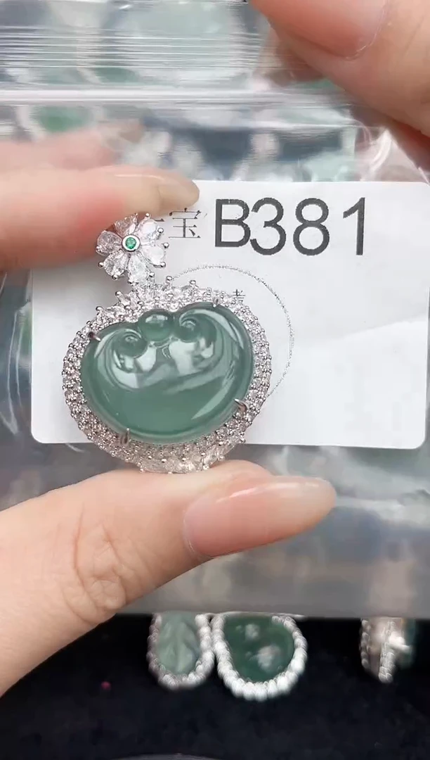 翡翠未镶嵌颈饰赠皮绳381