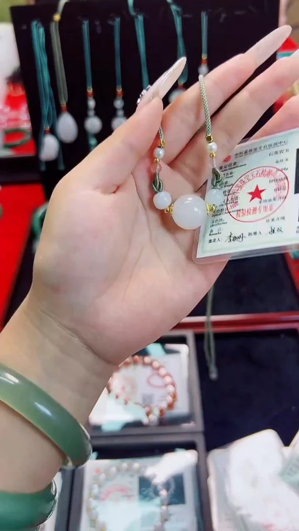 颈饰未镶嵌石英岩玉精品白色金丝玉吊坠