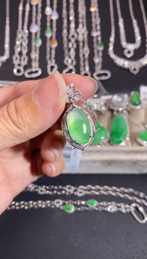 颈饰18K金镶嵌翡翠吊坠