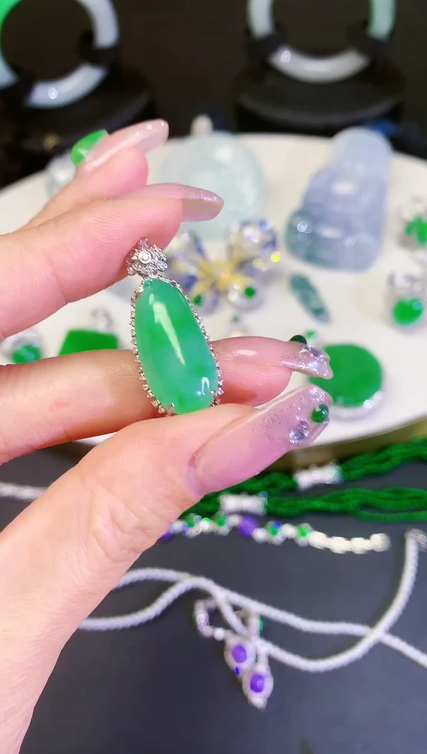 【闪购商品】翡翠吊坠(不含链)18K金镶嵌吊坠