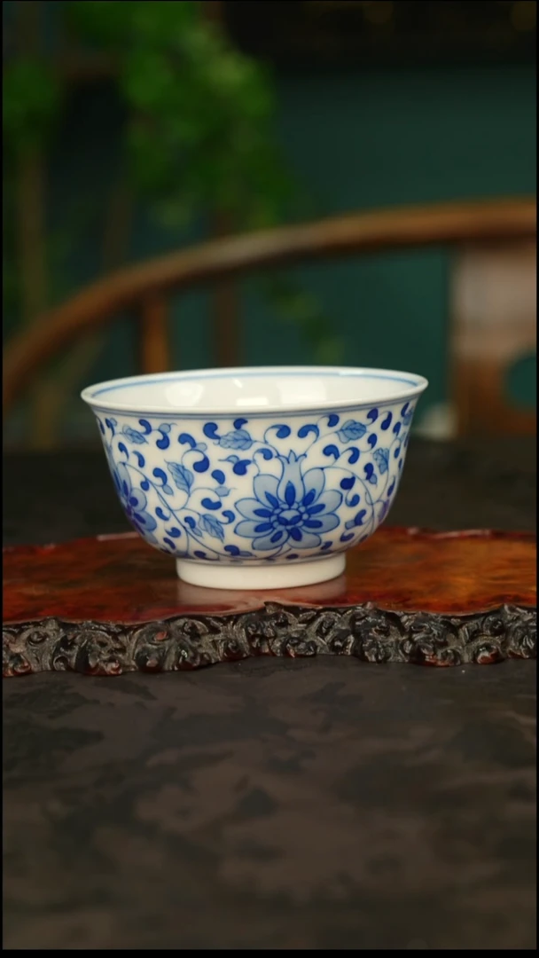 青花手绘缠枝莲主人杯