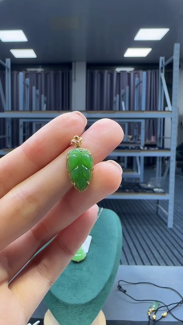 18K金镶嵌和田玉挂件1