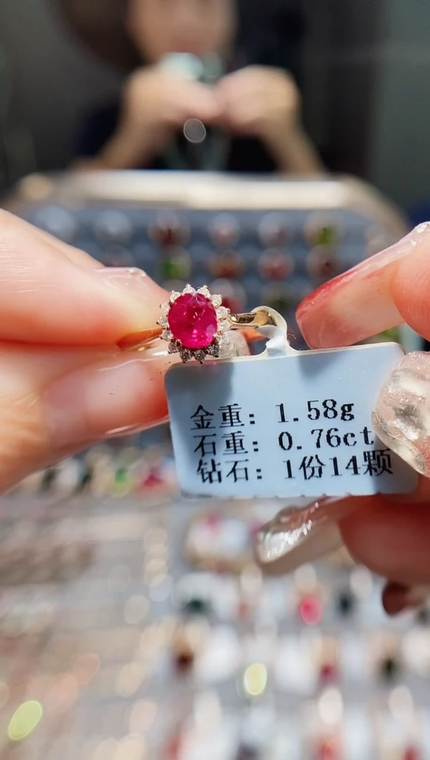 18K金镶嵌戒指红宝石0.76.