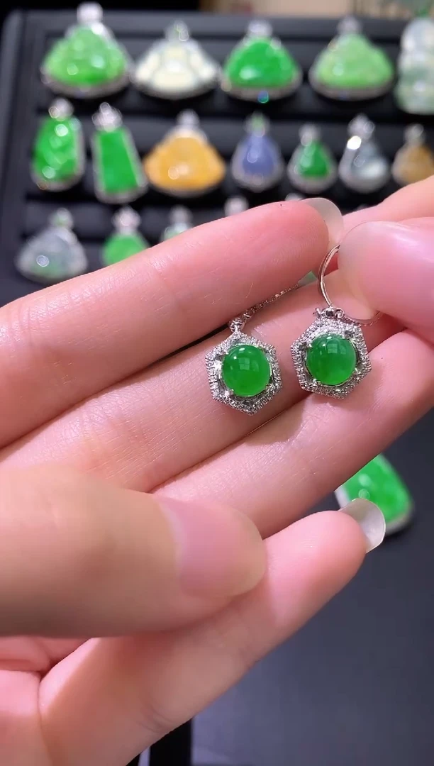 18K金镶嵌翡翠耳饰耳包