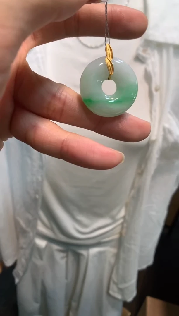 翡翠18K金镶嵌颈饰甜甜圈