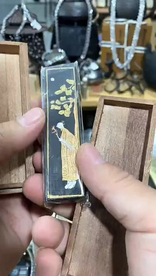 瓷片闪购商品  如图所示