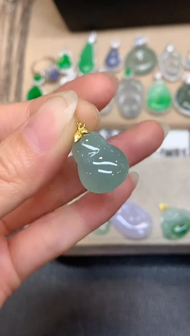 颈饰18K金镶嵌翡翠葫芦【无服务费