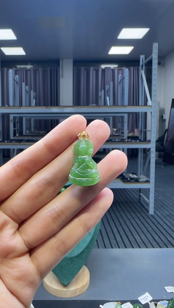 18K金镶嵌和田玉挂件1