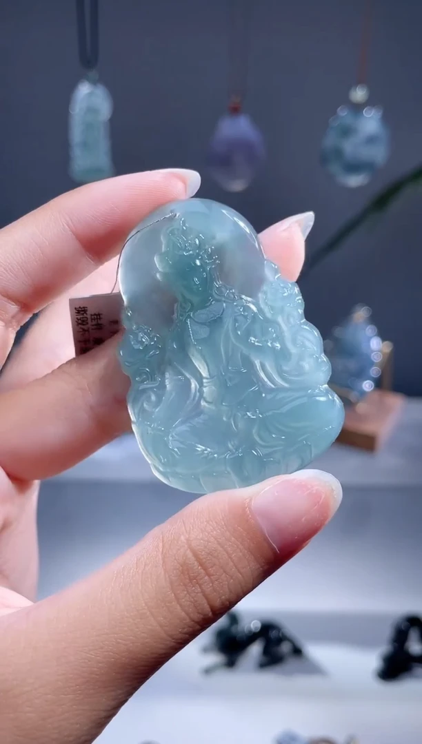 翡翠未镶嵌颈饰度母