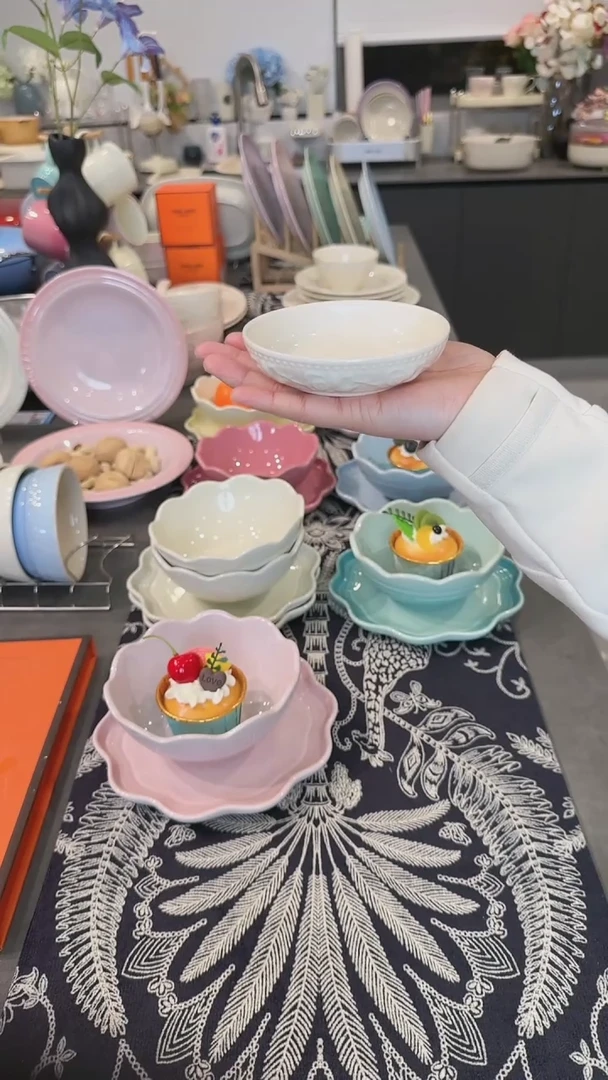 【闪购商品】瓷浮雕草莓陶瓷蘸料碟2件套-奶油白