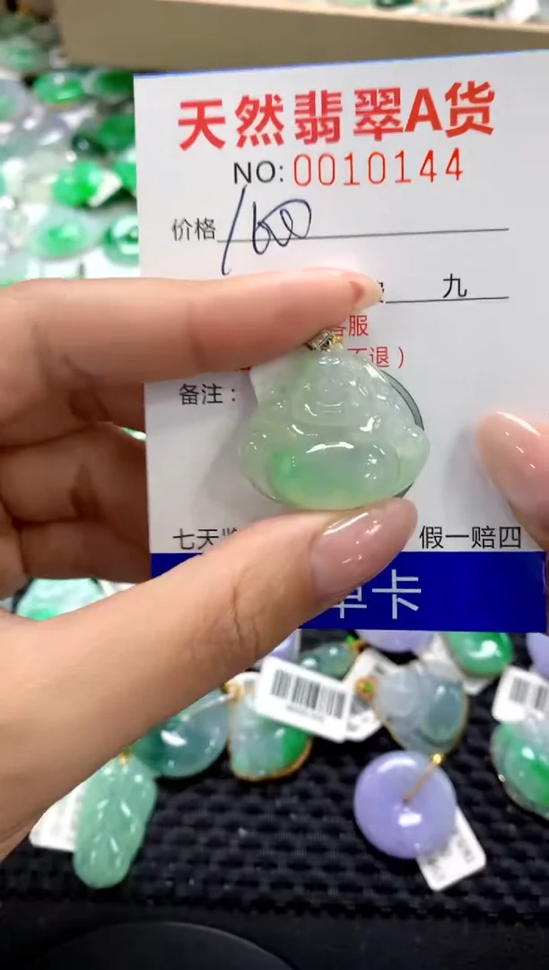 翡翠18K金镶嵌颈饰11111111111111