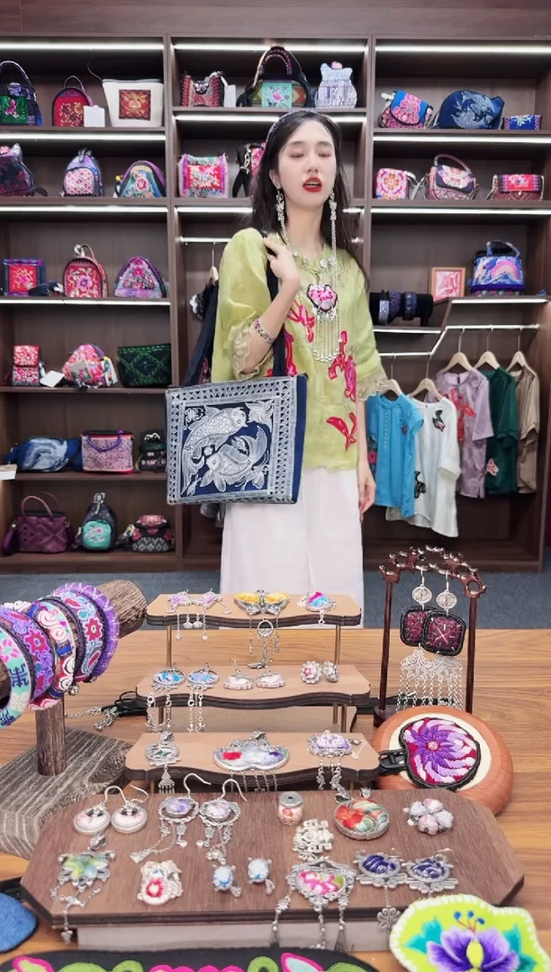 织绣A22蒙阿苏苗绣传承店