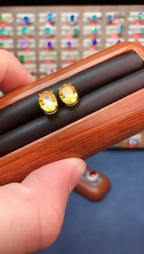 银S925镶嵌耳钉黄晶......