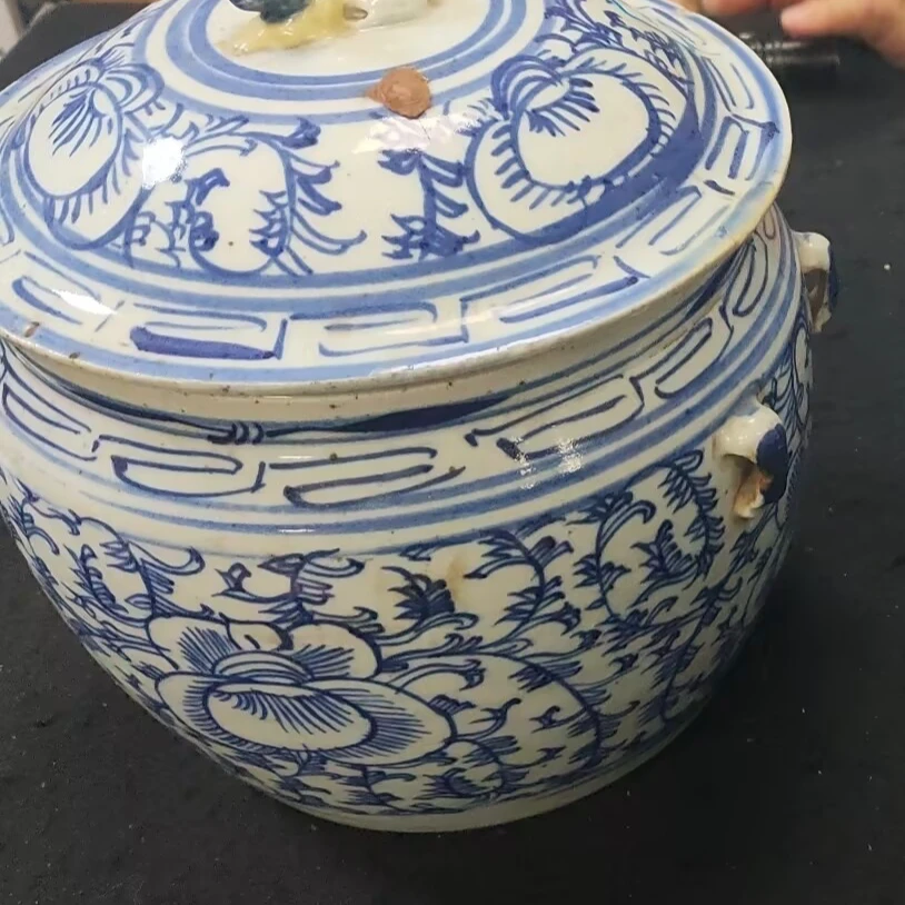 M25LR001B76 - 清晚期青花缠枝莲纹四系盖罐