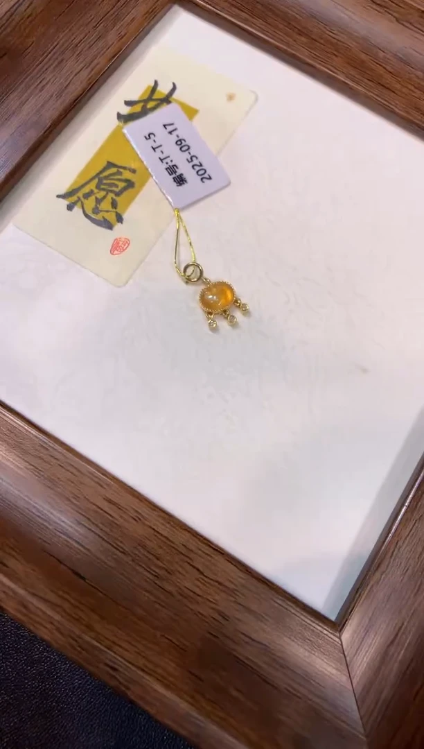 颈饰18K金镶嵌翡翠如意锁