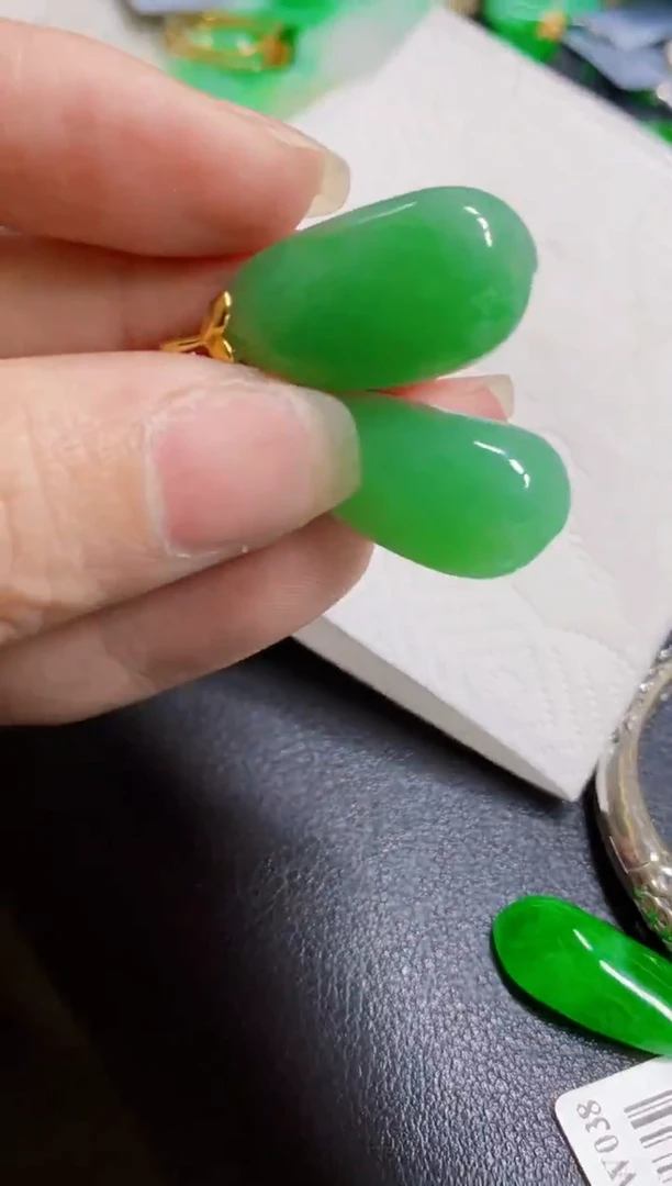 颈饰18K金镶嵌翡翠瓜多样性发货发1个