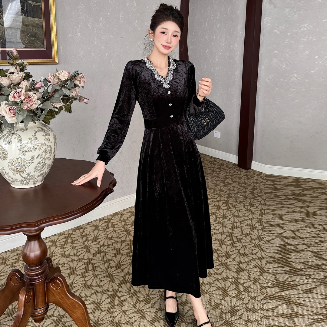 2025秋冬名媛气质大码轻奢显瘦丝绒重工钉珠温柔风复古大摆连衣裙