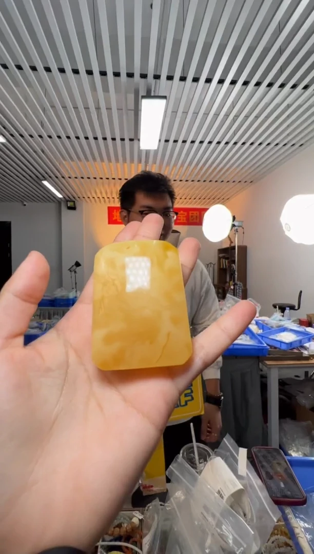 蜜蜡吊坠(不含链)未镶嵌俄料鸡油黄蜜蜡吊坠32-33克