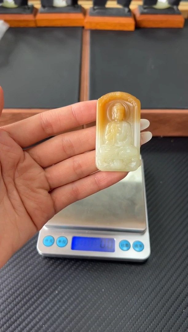 吊坠(赠链)未镶嵌和田玉若羌微色差吊坠大日如来