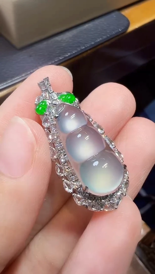 翡翠18K金镶嵌颈饰福豆