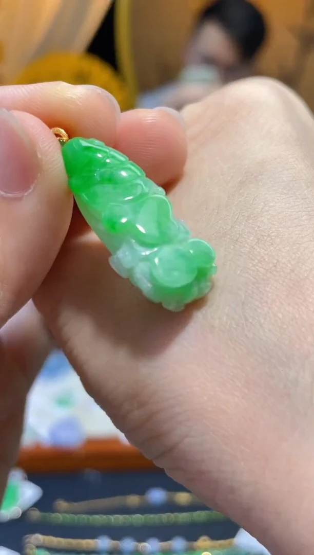 颈饰18K金镶嵌翡翠白菜