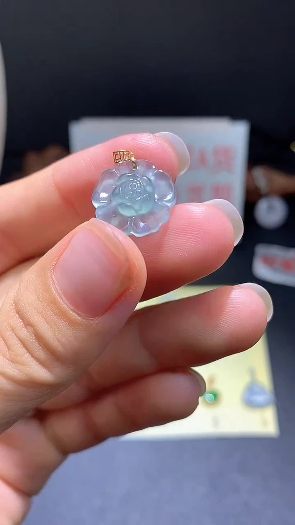 翡翠18K金镶嵌颈饰翡翠吊坠