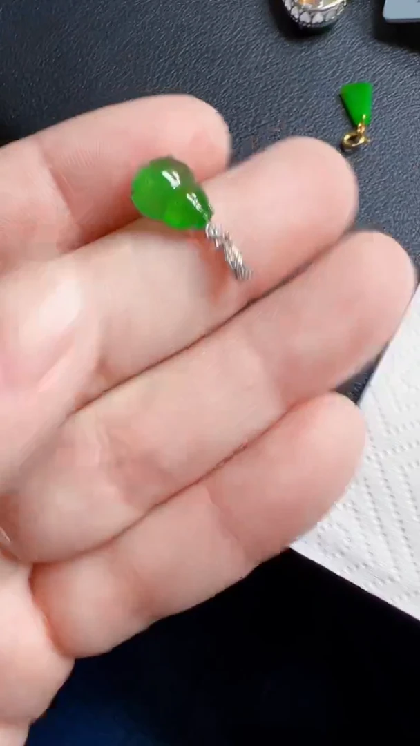 颈饰18K金镶嵌翡翠葫芦