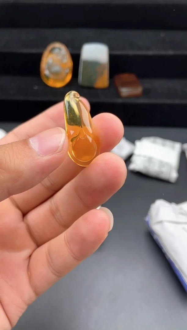 琥珀颈饰未镶嵌金蓝珀玉兰花吊坠