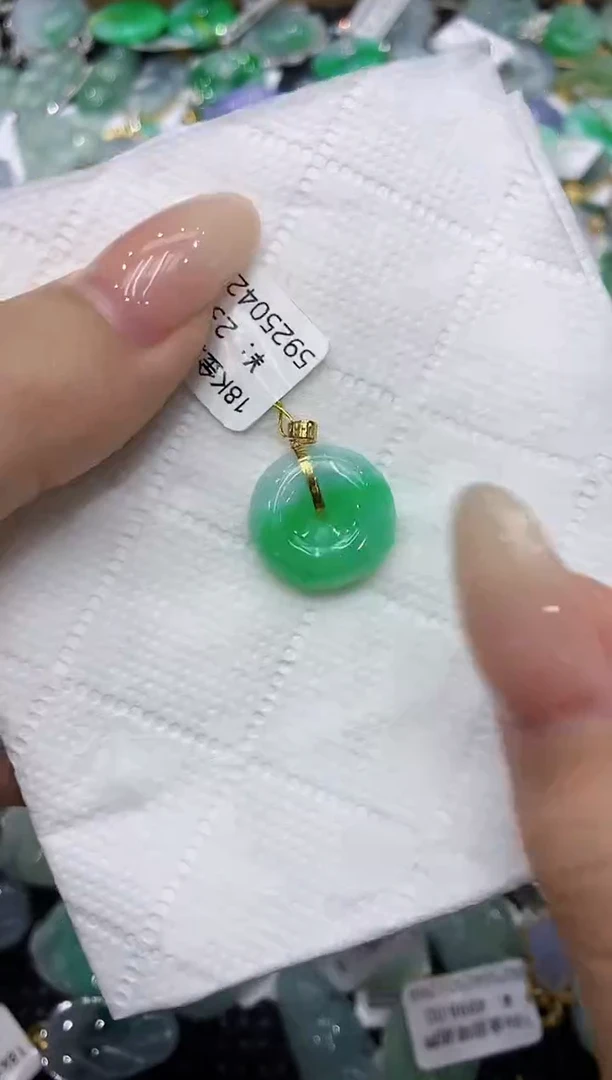 翡翠18K金镶嵌颈饰111111111111