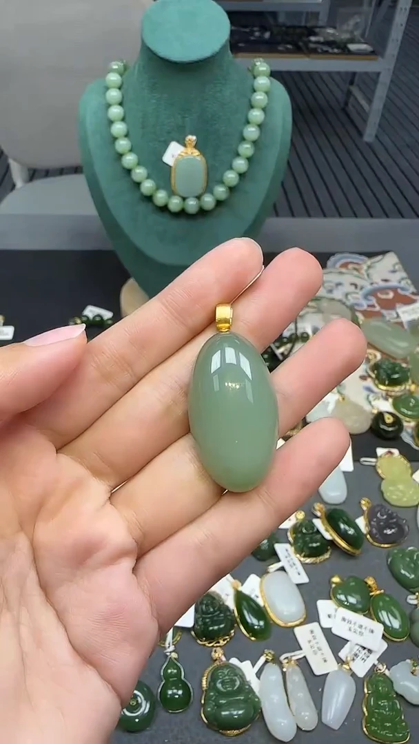 18K金镶嵌和田玉挂件1