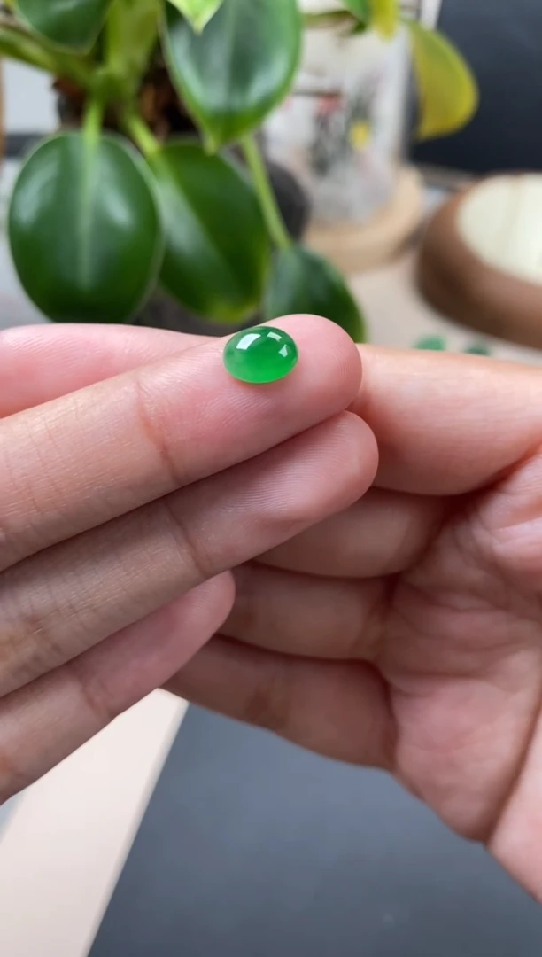 【闪购商品】翡翠颈饰未镶嵌翡翠冰绿蛋面