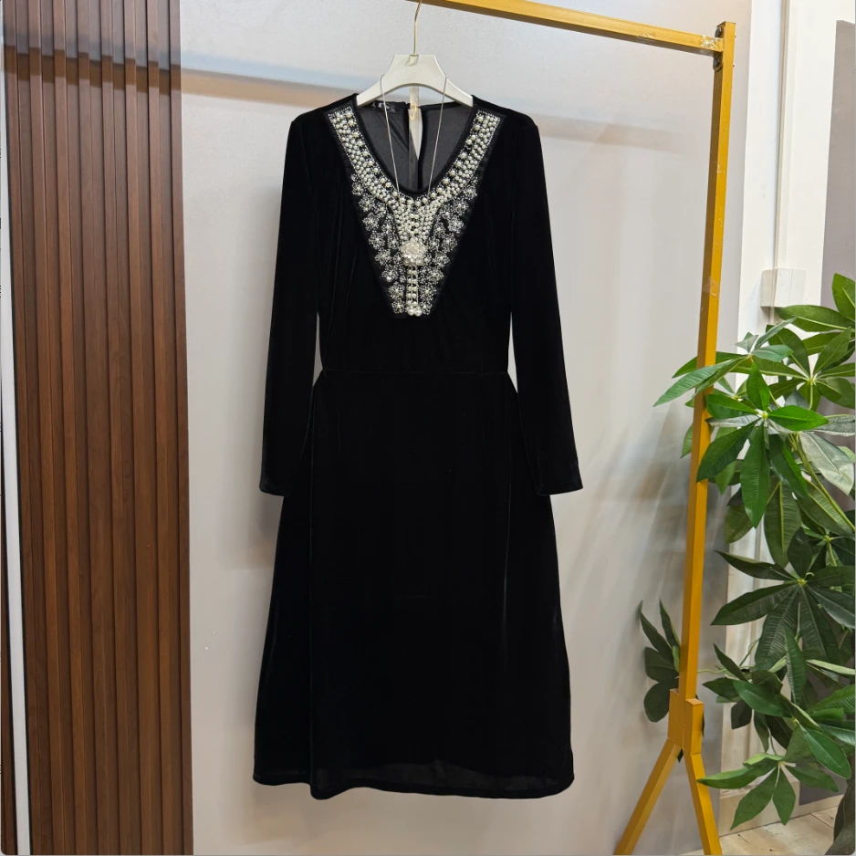 早秋新款时尚气质V领重工钉珠黑色优雅大气丝绒显瘦连衣裙