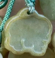 天然翡翠如意胸饰吊坠