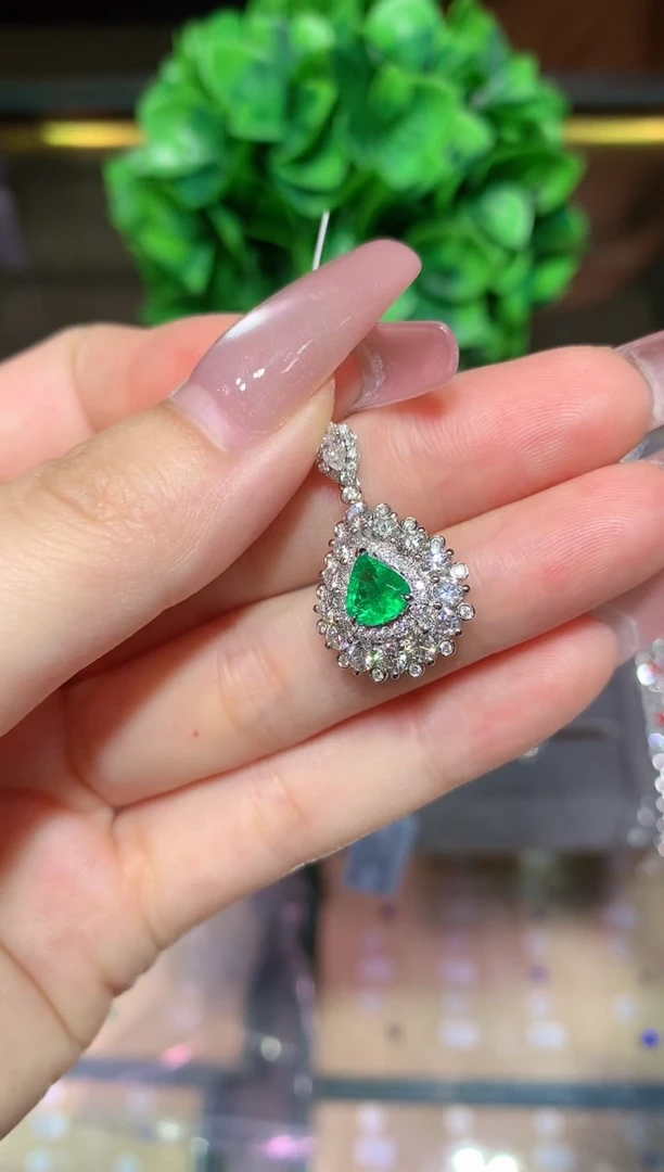 吊坠(不含链)18K金镶嵌祖母绿0.74ct潘杰希尔