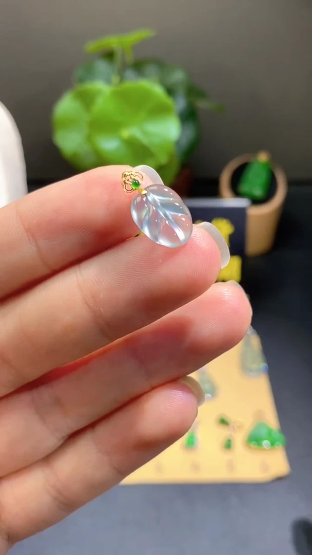 颈饰18K金镶嵌翡翠翡翠A货