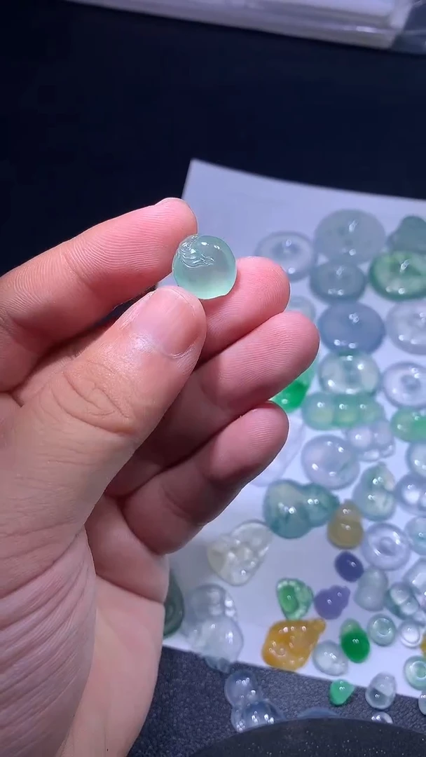 翡翠未镶嵌颈饰桃子