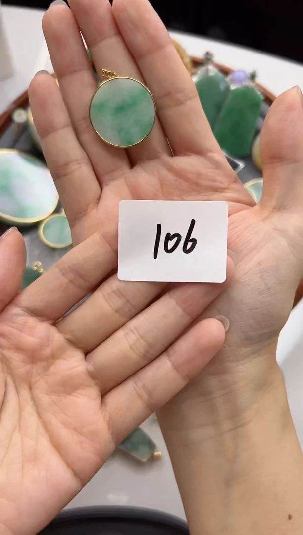 翡翠18K金镶嵌颈饰106